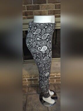 Just Cozy Fleece Leggings Women’s Black & White Paisley M/L